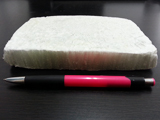 Produktmuster: Dämmplatte aus nanokristalliner Cellulose (NCC).