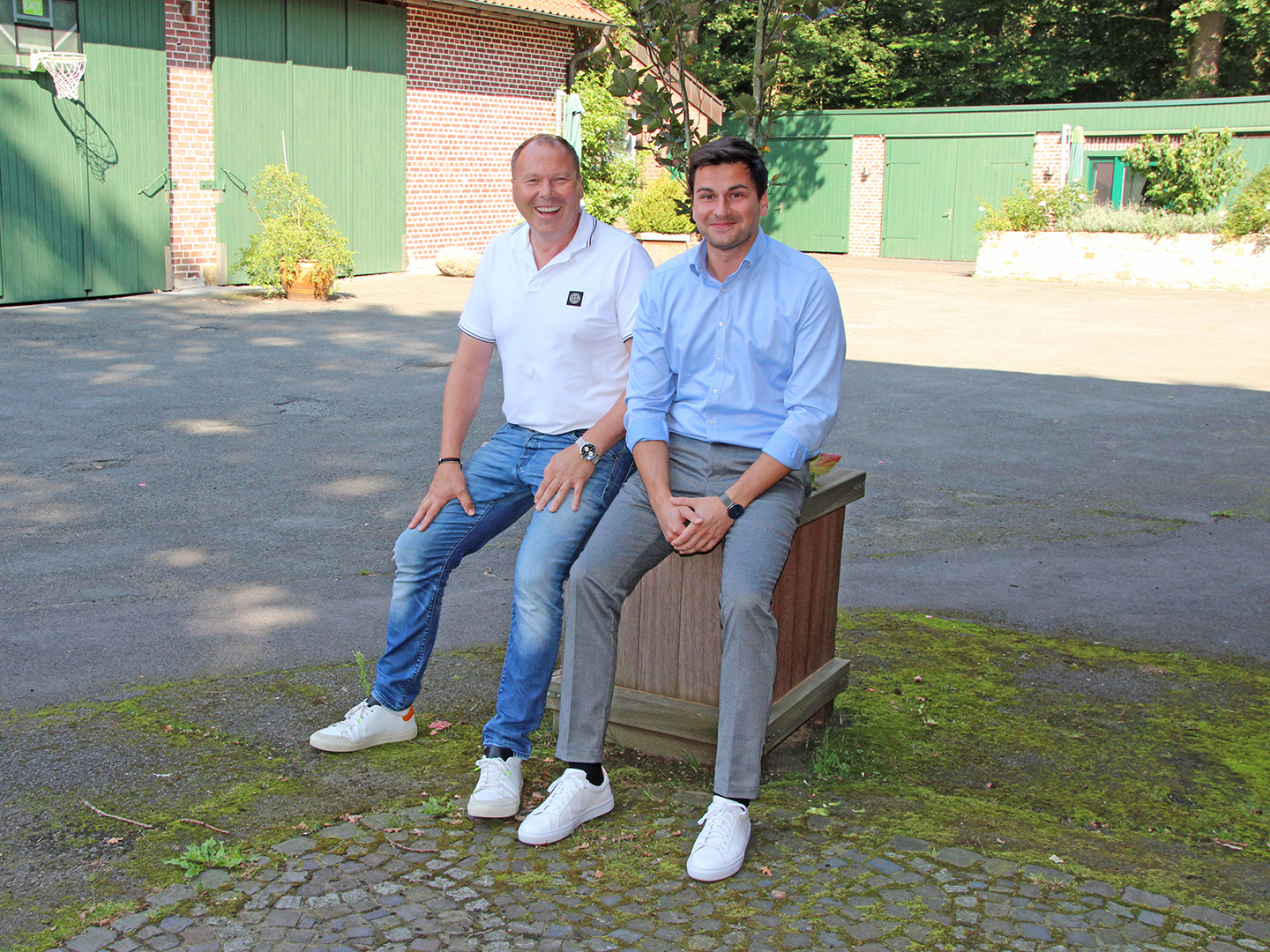 Hubert Loick (l.) und Dr.-Ing. Sebastian Stießel auf dem Gelände der Loick AG in Dorsten. 