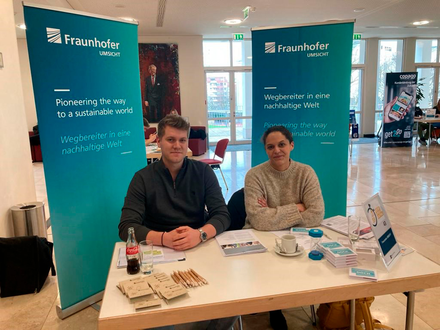 Tobias Hermsen (Personalbetreuung) und Marie-Rose Koprek (stellv. Abteilungsleiterin Personal) beim IHK-Azubi-Speed-Dating in Essen.