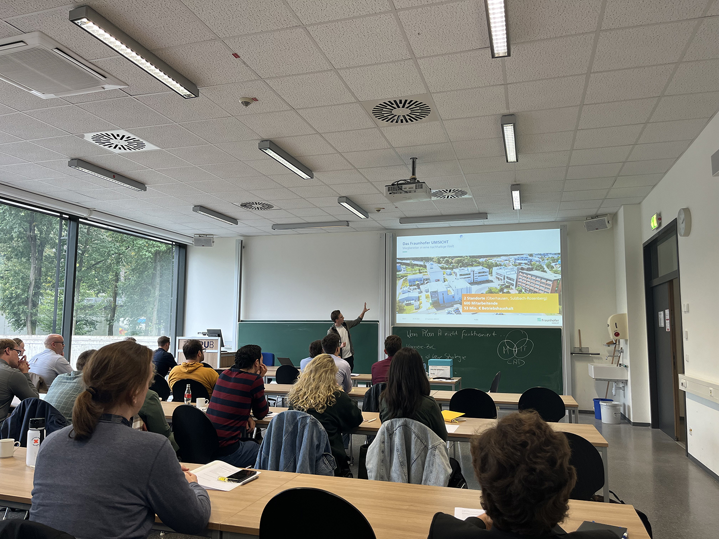 Sebastian Glombik gewährt bei der CrossING 2024 Einblicke in seinen Promotionsalltag.