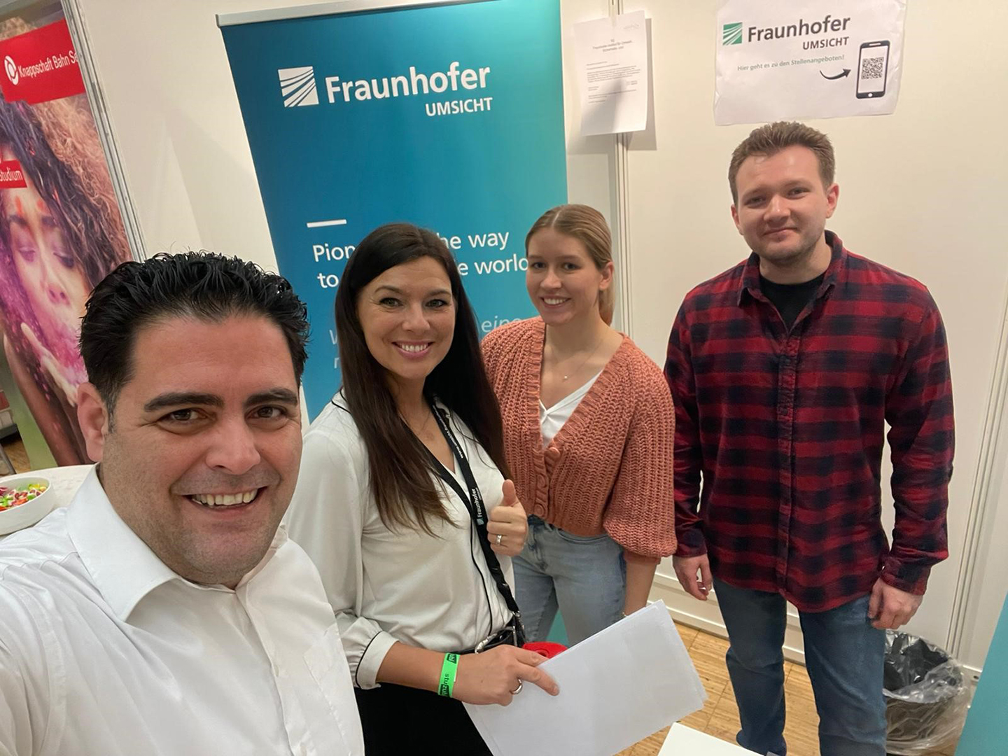 Rasit Özgüc (Ausbilder im technisch-handwerklichen Bereich),  Patrycja Gondek (Ausbilderin im kaufmännischen Bereich), Lina Kositza (frisch ausgelernte Kauffrau für Büromanagement) und Nick Surdin (Auszubildender zum Fachinformatiker im Bereich Anwendungsentwicklung) auf der Stuzubi.