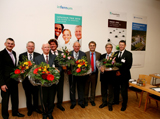 Dr.-Ing. Görge Deerberg (r.), Dr. Roman Götter (l.) und Prof. Dr. Helmut Breitmeier (3. v. r.) ehrten die „Pioniere der ersten Stunde“ (v.l.n.r.): Prof. Dr.-Ing. Helmut Hoyer, Prof. em. Dr.-Ing. Paul-Michael Weinspach, Prof. Dr. Alfred Endres, Prof. Dr. Rolf Kümmel, Prof. i.R. Dr. Georg Simonis.