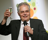 Ein Prosit auf 20 Jahre knackige Ideen bei Fraunhofer UMSICHT: Prof. Weidner stößt auf die nächsten 20 Jahre an. © Fraunhofer UMSICHT/Ilka Drnovsek