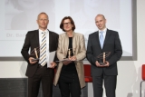 Die drei Preisträger des UMSICHT-Wissenschaftspreises (v.l.): Dr. Andreas Fath erhält den mit 10 000 Euro dotieren Preis in der Rubrik Wissenschaft, Dr. Barbara Kruse und Dr. Arndt Reuning erhalten die je mit 2500 Euro dotierten Preise in der Rubrik Journalismus. 