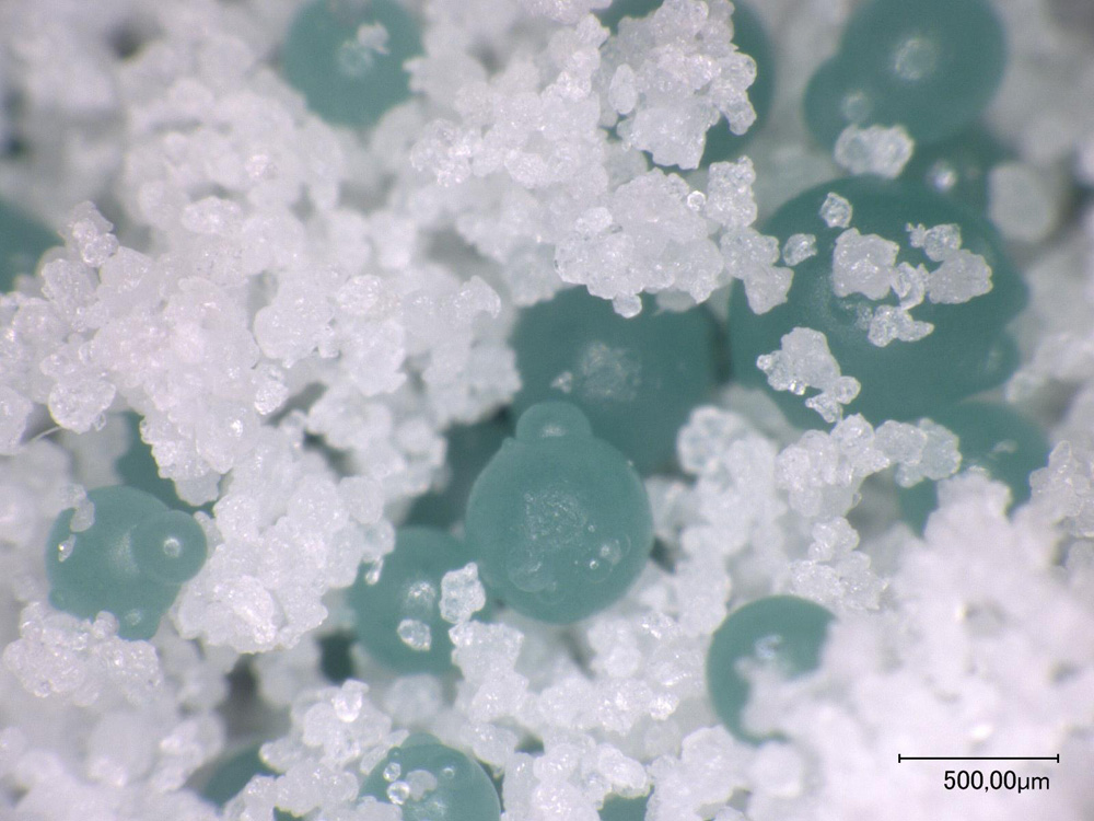 Industriell hergestelltes Mikroplastik (Microbeads) aus einem Duschgel im Mikrometermaßstab. Industriell hergestelltes Mikroplastik (Microbeads) aus einem Duschgel im Mikrometermaßstab.