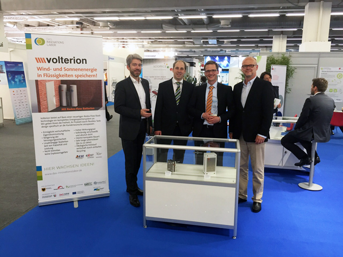 Volterion ist Gewinner des Achema-Gründerpreises 2015 in der Kategorie Energie (v. l.): Prof. Christian Doetsch, Leiter des Bereichs Energie bei Fraunhofer UMSICHT, und die drei Volterion-Geschäftsführer Sascha Berthold, Thorsten Seipp, Thomas Gebauer. Volterion ist Gewinner des Achema-Gründerpreises 2015 in der Kategorie Energie (v. l.): Prof. Christian Doetsch, Leiter des Bereichs Energie bei Fraunhofer UMSICHT, und die drei Volterion-Geschäftsführer Sascha Berthold, Thorsten Seipp, Thomas Gebauer.