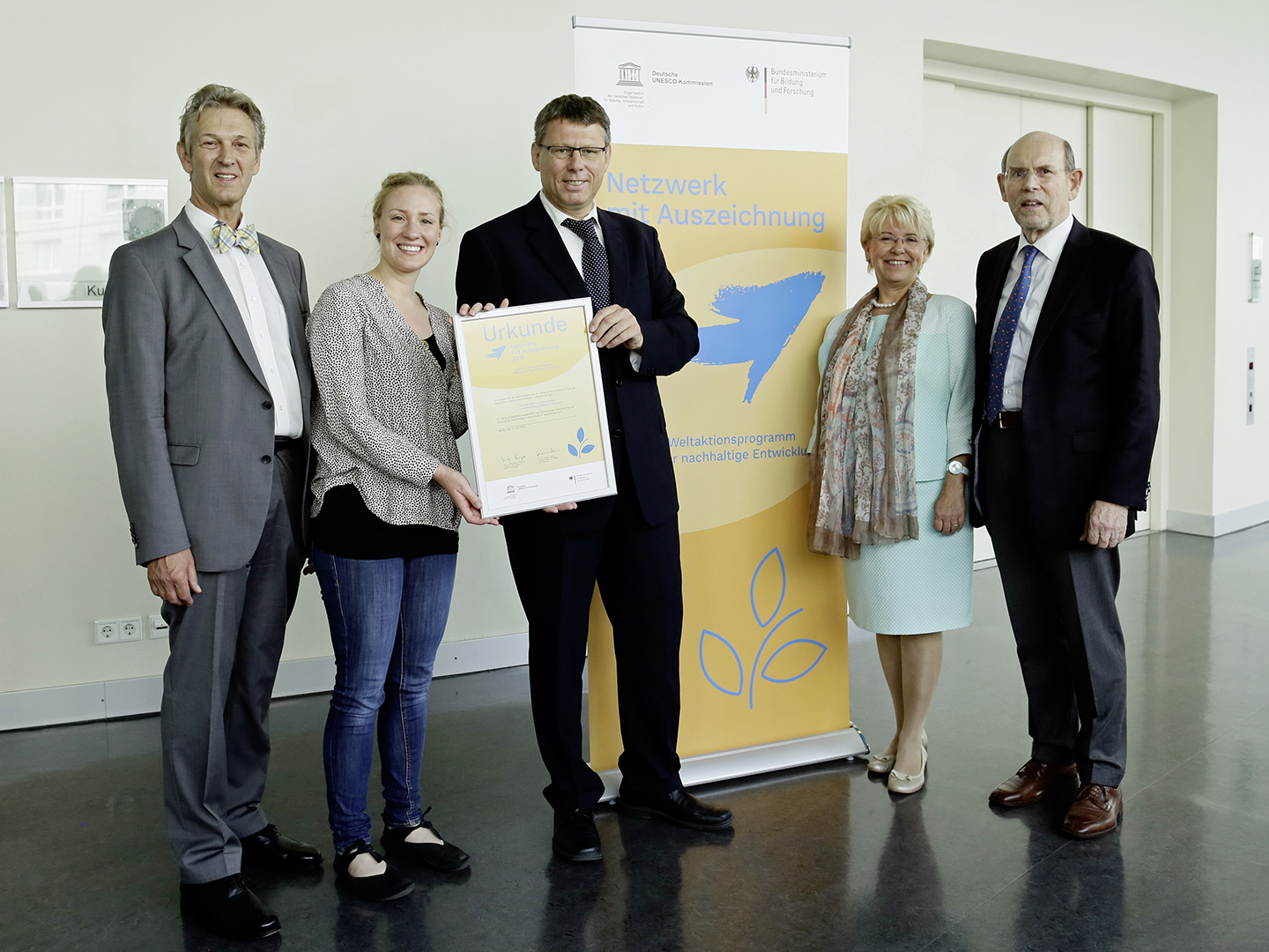 Für infernum nahmen Sara Becker und (2.v.li.) und Prof. Dr. Görge Deerberg (3.v.li.) die Urkunde entgegen. Mit dabei Prof. Dr. Gerhard de Haan, Wissenschaftlicher Berater der Nationalen Plattform Bildung für nachhaltige Entwicklung und Leiter des Instituts FUTUR an der Freien Universität Berlin (li.), Kornelia Haugg, Leiterin der Abteilung 3 Berufliche Bildung; Lebenslanges Lernen, Bundesministerium für Bildung und Forschung, und Minister a.D. Walter Hirche, Berater der Nationalen Plattform Bildung für nachhaltige Entwicklung in internationalen Fragen und Vorstandsmitglied, Deutsche UNESCO-Kommission.