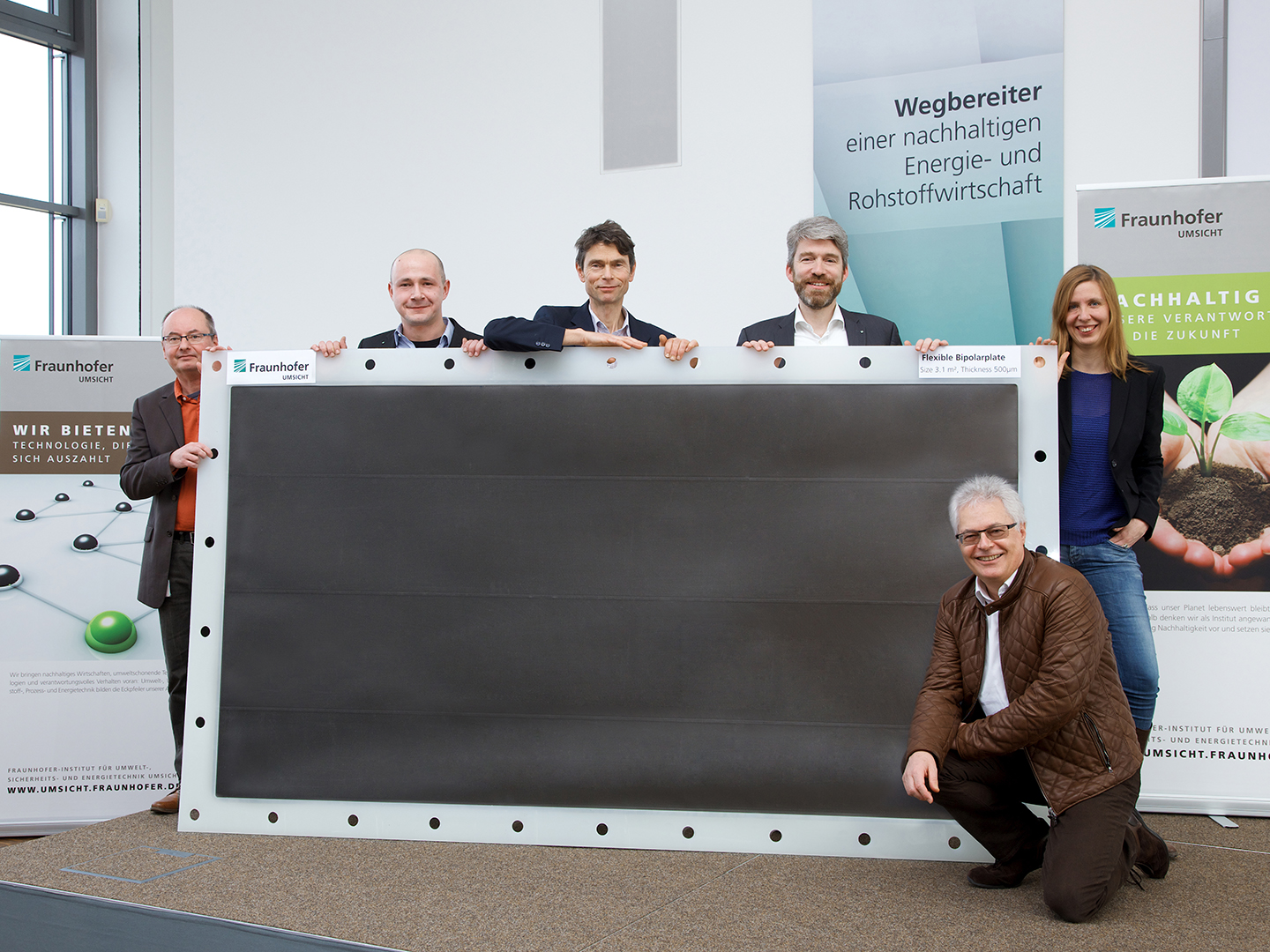 Von links: Dr. Jens Burfeind, Gruppenleiter Elektrochemische Speicher, Lukas Kopietz, Peter Schwerdt, beide Entwickler Abteilung Chemische Energiespeicher, Prof. Christian Doetsch, Bereichsleiter Energie, Prof. Eckhard Weidner, Institutsleiter, Dr. Anna Grevé, Abteilungsleiterin Chemische Energiespeicher.