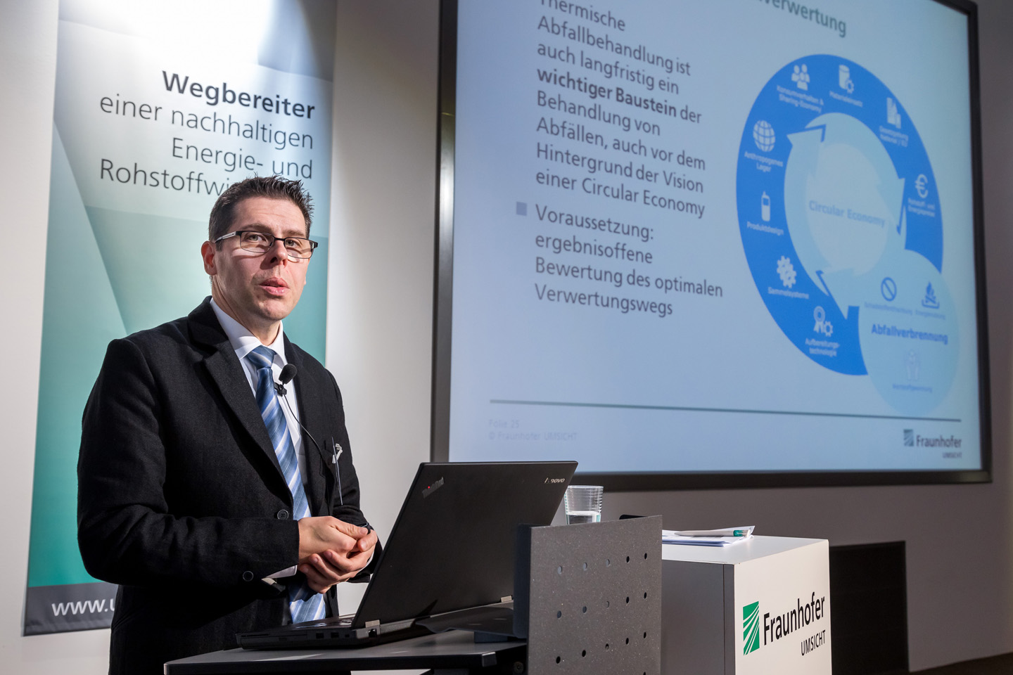 Dr. Markus Hiebel präsentiert die Ergebnisse der Studie zur Rolle der thermischen Abfallbehandlung in der Circular Economy. Dr. Markus Hiebel präsentiert die Ergebnisse der Studie zur Rolle der thermischen Abfallbehandlung in der Circular Economy.