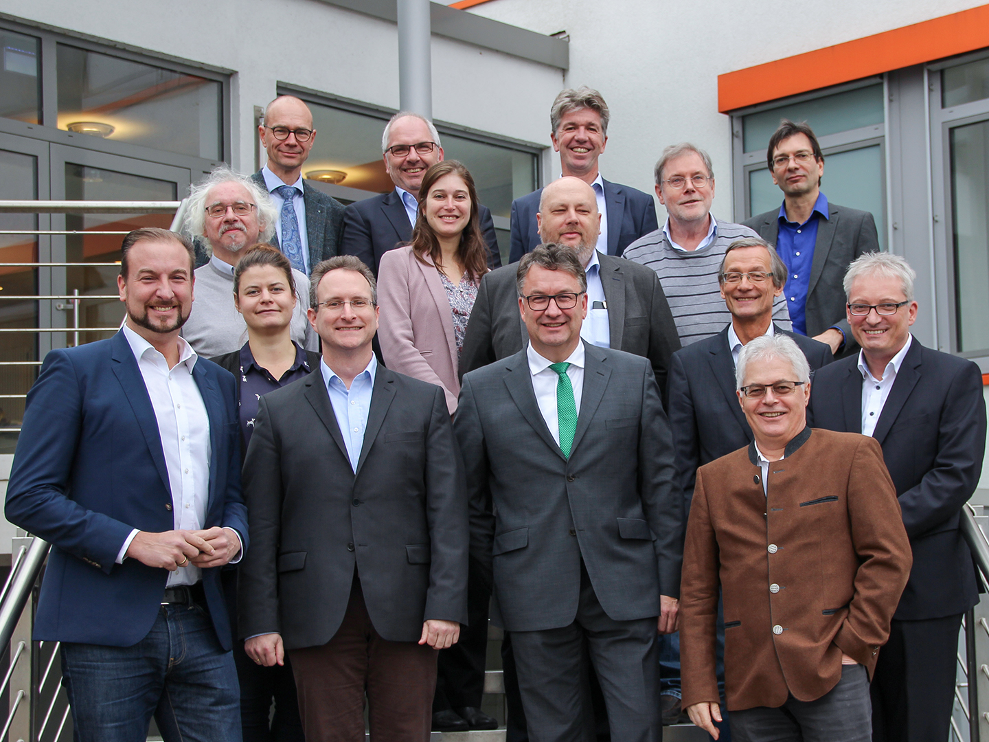 Obere Reihe (v. l.): Prof. Johannes Ganster, Dr. Hartmut Pflaum, Andreas Weber, Dr. Bernhard Aßmuss; mittlere Reihe (v. l.): Prof. Rudolf Pfändner, Carolina Fontes, Volker Fennemann, Prof. Peter Elsner; untere Reihe (v. l.): Dr. Manfred Renner, Elisa Seiler, Prof. Alexander Böker, Prof. Uwe Clausen, Dr. Hendrik Gorzawski, Prof. Eckhard Weidner, Prof. Tobias Melz.