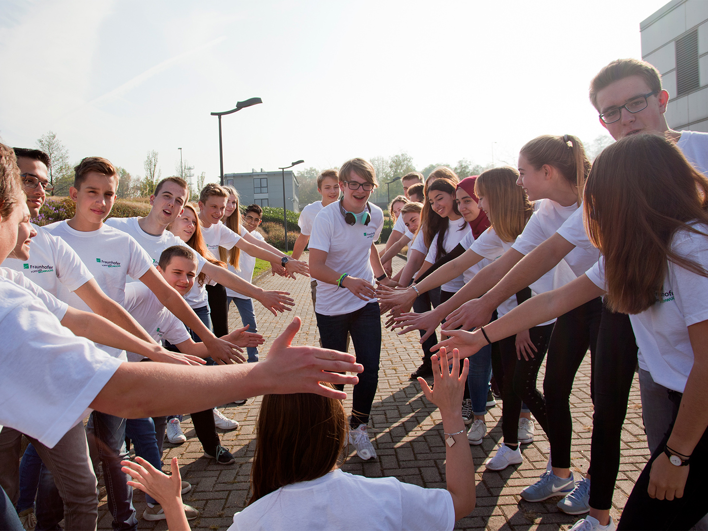 Begeistert vom Oberhausener Forschungsinstitut: die Schülerinnen und Schüler der Fraunhofer-Talent-School 2018. Begeistert vom Oberhausener Forschungsinstitut: die Schülerinnen und Schüler der Fraunhofer-Talent-School 2018.