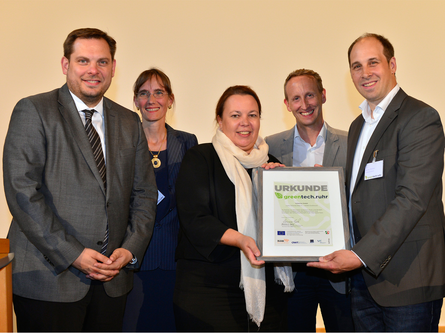 NRW-Umweltministerin Ursula Heinen-Esser zeichnet das 100. Greentech.Ruhr-Partnerunternehmen Volterion, in persona Geschäftsführer Sascha Berthold, aus. NRW-Umweltministerin Ursula Heinen-Esser zeichnet das 100. Greentech.Ruhr-Partnerunternehmen Volterion, in persona Geschäftsführer Sascha Berthold, aus.