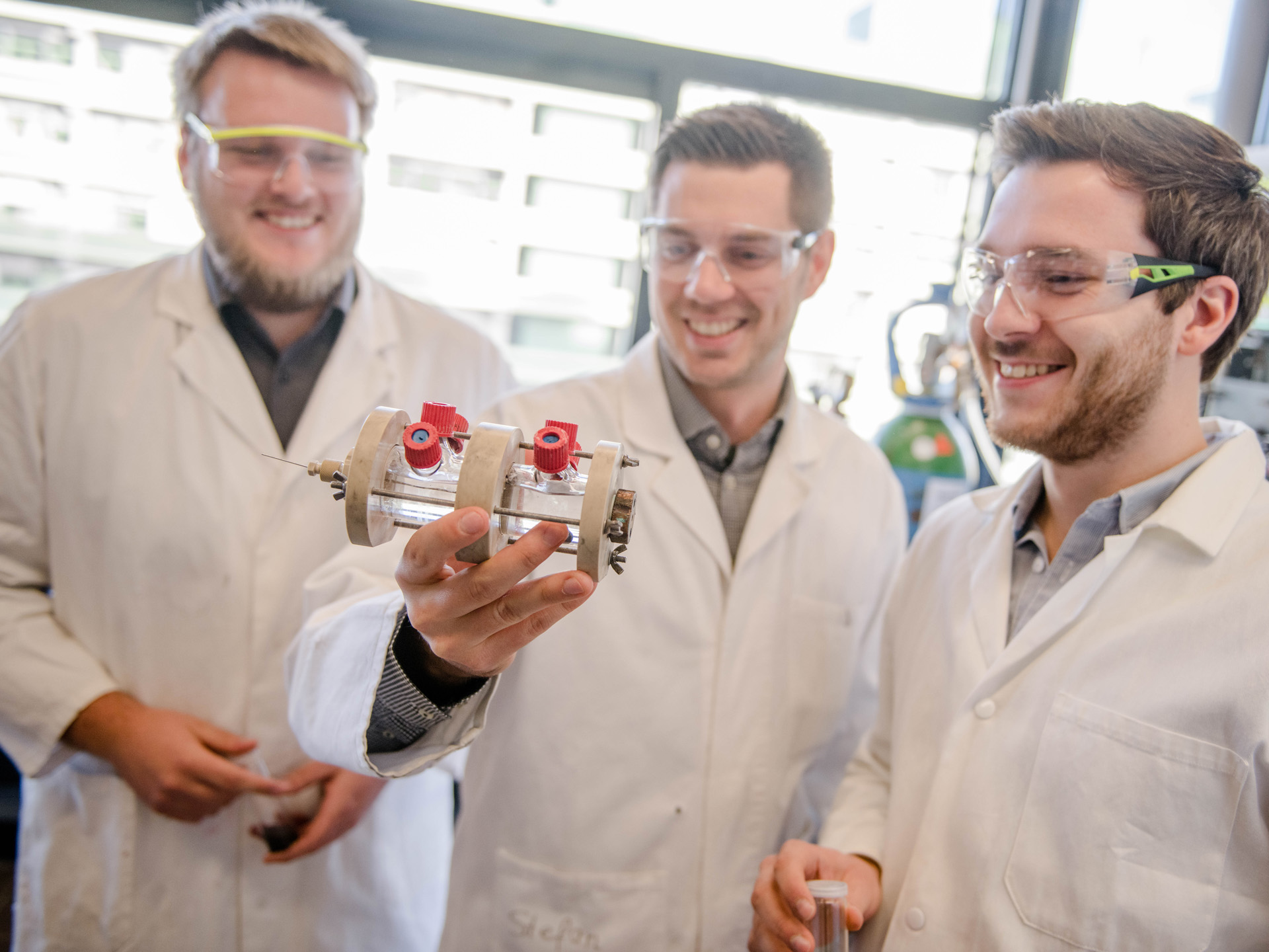 Kai junge Puring, Dr. Stefan Piontek und Mathias Smialkowski (v. l.) aus dem Team von Ulf-Peter Apfel mit der Elektrolysezelle, in der die Experimente durchgeführt wurden.