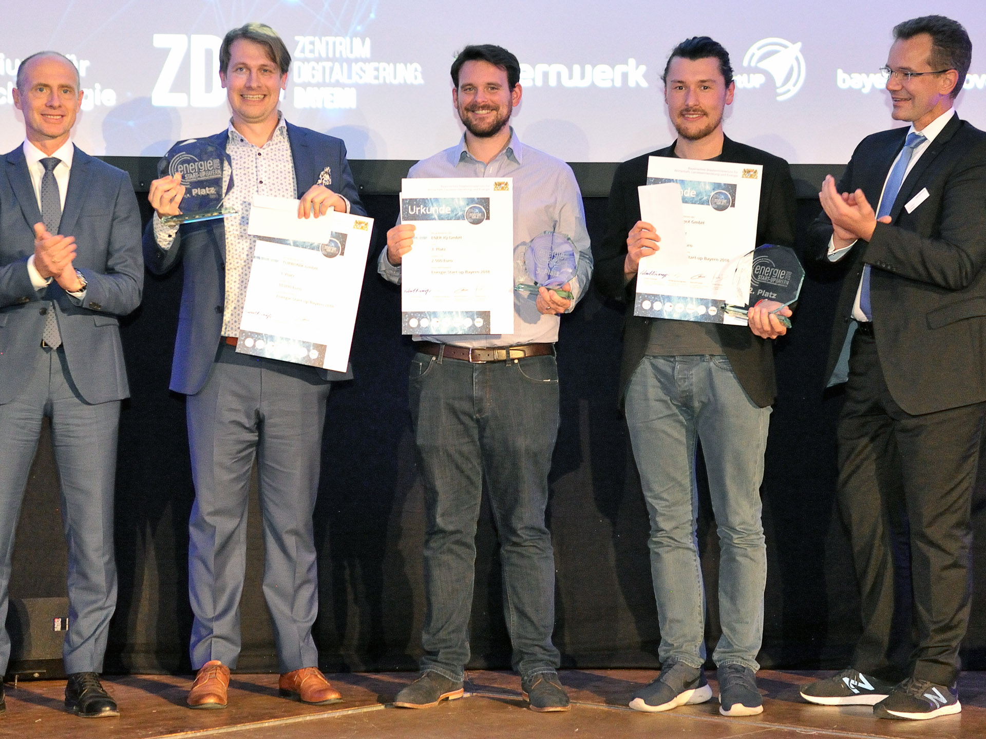 Die Gewinner des »Energie Start-up Bayern 2018« freuen sich über Ihre Auszeichnung (mittig v. l.): TURBONIK, Dr. Johannes Grob (Platz 1); ENER-IQ, Sven Rausch (Platz 3); ChargeX, Tobias Wagner (Platz 2). 