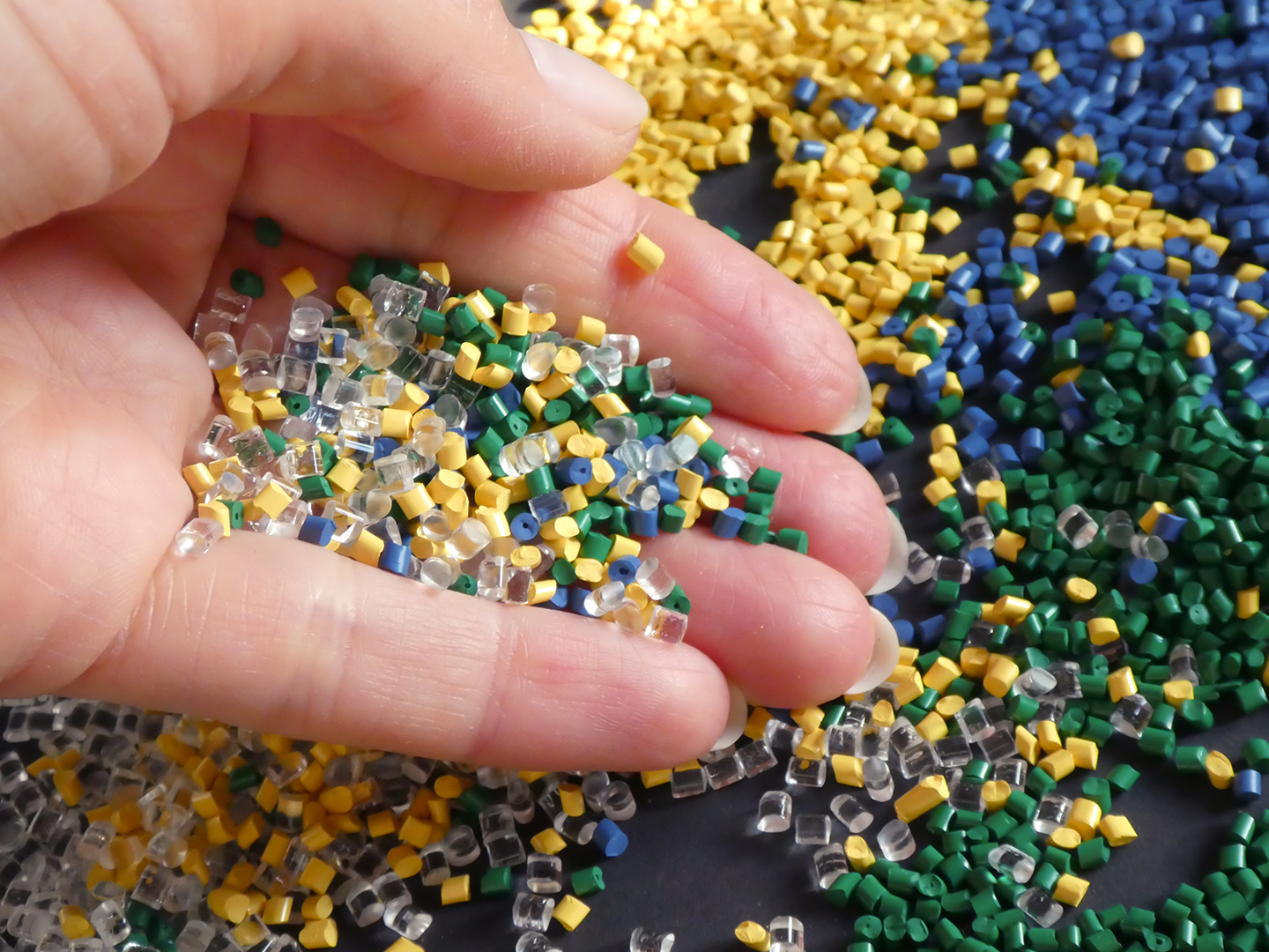 Bunte Mischung aus Kunststoffgranulaten: Für Sortier- und Recyclingtechnologien ist ein bunter Materialmix problematisch. Bunte Mischung aus Kunststoffgranulaten: Für Sortier- und Recyclingtechnologien ist ein bunter Materialmix problematisch.