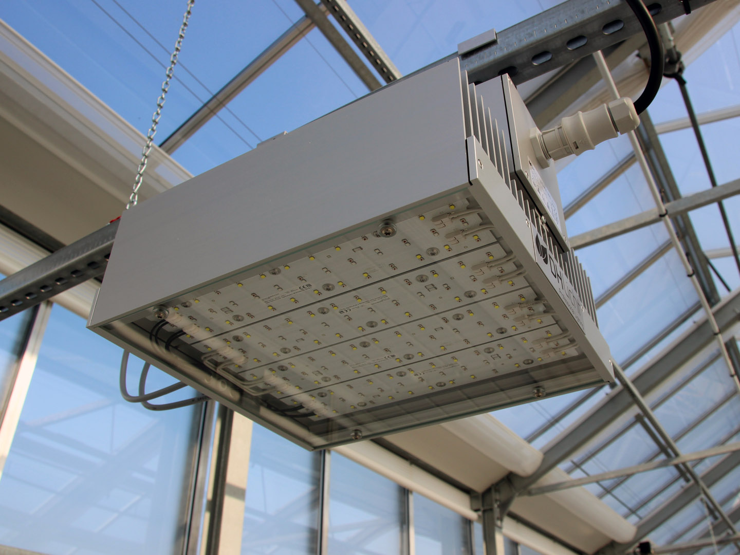 LED-System: Fraunhofer-Forschende untersuchen u. a. den Einfluss von Beleuchtungsszenarien auf Pflanzenwachstum und -qualität.