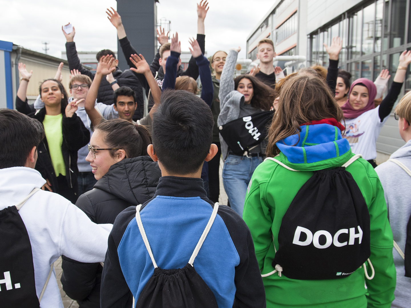 Mit großer Freude dabei: die insgesamt 21 Schülerinnen und Schüler der diesjährigen Fraunhofer-Talent-School. Mit großer Freude dabei: die insgesamt 21 Schülerinnen und Schüler der diesjährigen Fraunhofer-Talent-School.