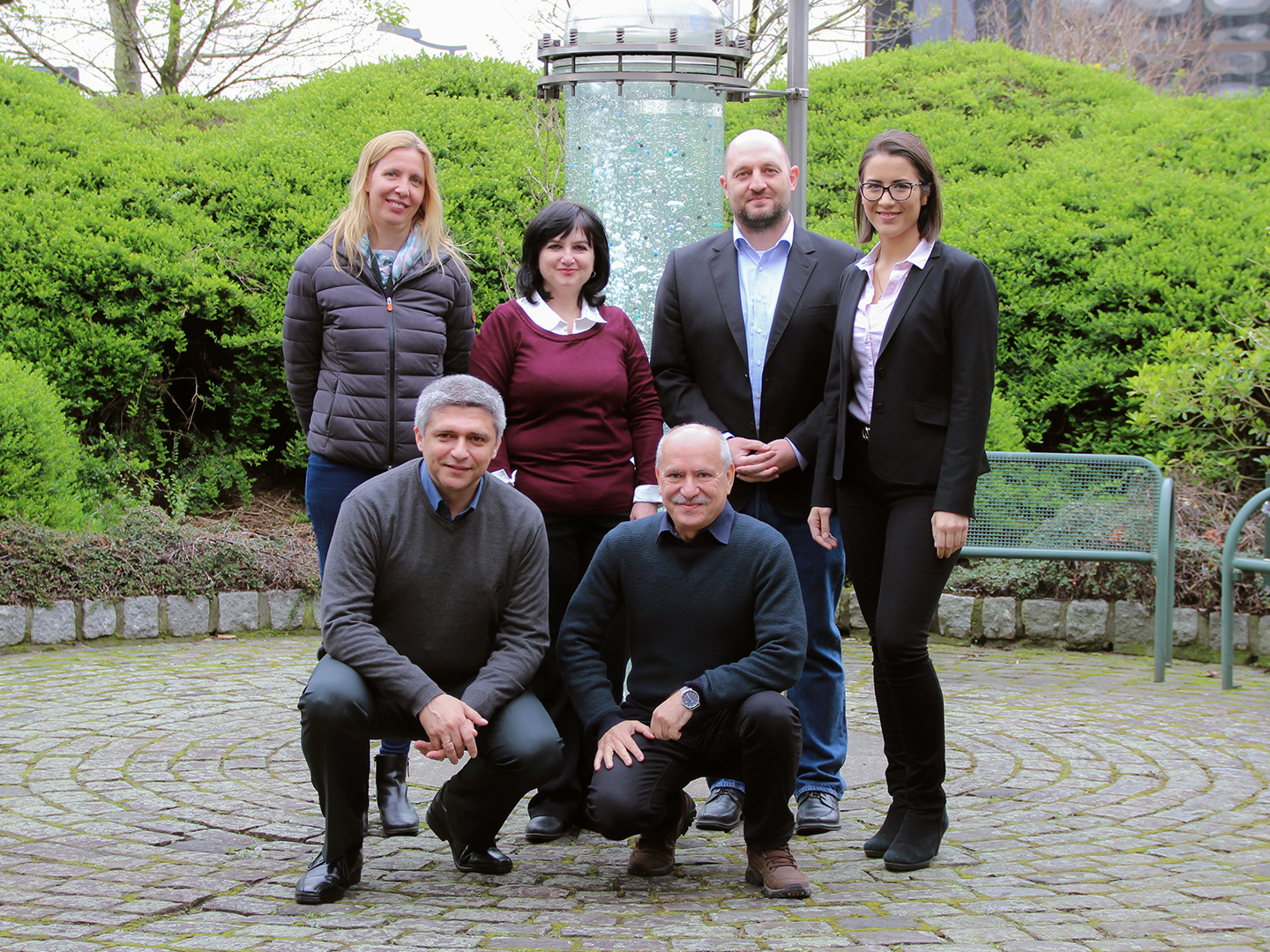 Besuch der Mitarbeitenden von GenCell aus Israel am Fraunhofer UMSICHT. Obere Reihe (v. l.): Anna Greve, Abteilungsleiterin Elektrochemische Energiespeicher Fraunhofer UMSICHT, Nino Borchtchoukova, Heiko Lohmann und Clara Watermann, Abteilung Chemische Energiespeicher Fraunhofer UMSICHT; untere Reihe (v. l.): Yuri Rotenberg, Gennadi Finkelshtain. Besuch der Mitarbeitenden von GenCell aus Israel am Fraunhofer UMSICHT. Obere Reihe (v. l.): Anna Greve, Abteilungsleiterin Elektrochemische Energiespeicher Fraunhofer UMSICHT, Nino Borchtchoukova, Heiko Lohmann und Clara Watermann, Abteilung Chemische Energiespeicher Fraunhofer UMSICHT; untere Reihe (v. l.): Yuri Rotenberg, Gennadi Finkelshtain.