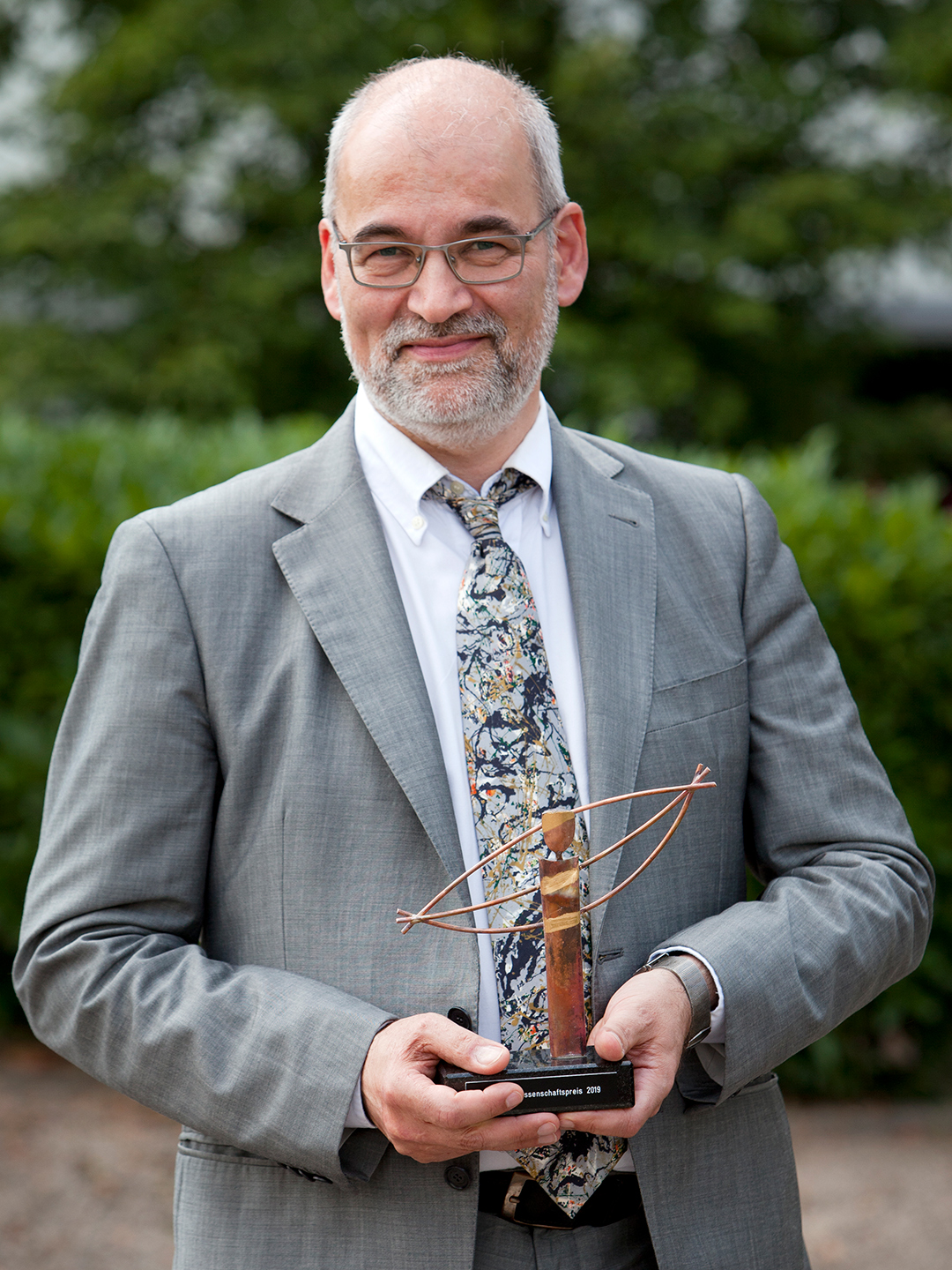 In der Kategorie Journalismus erhält Christopher Schrader den UMSICHT-Wissenschaftspreis 2019 für seinen Artikel »Die Ökobilanz der E-Mobilität«.