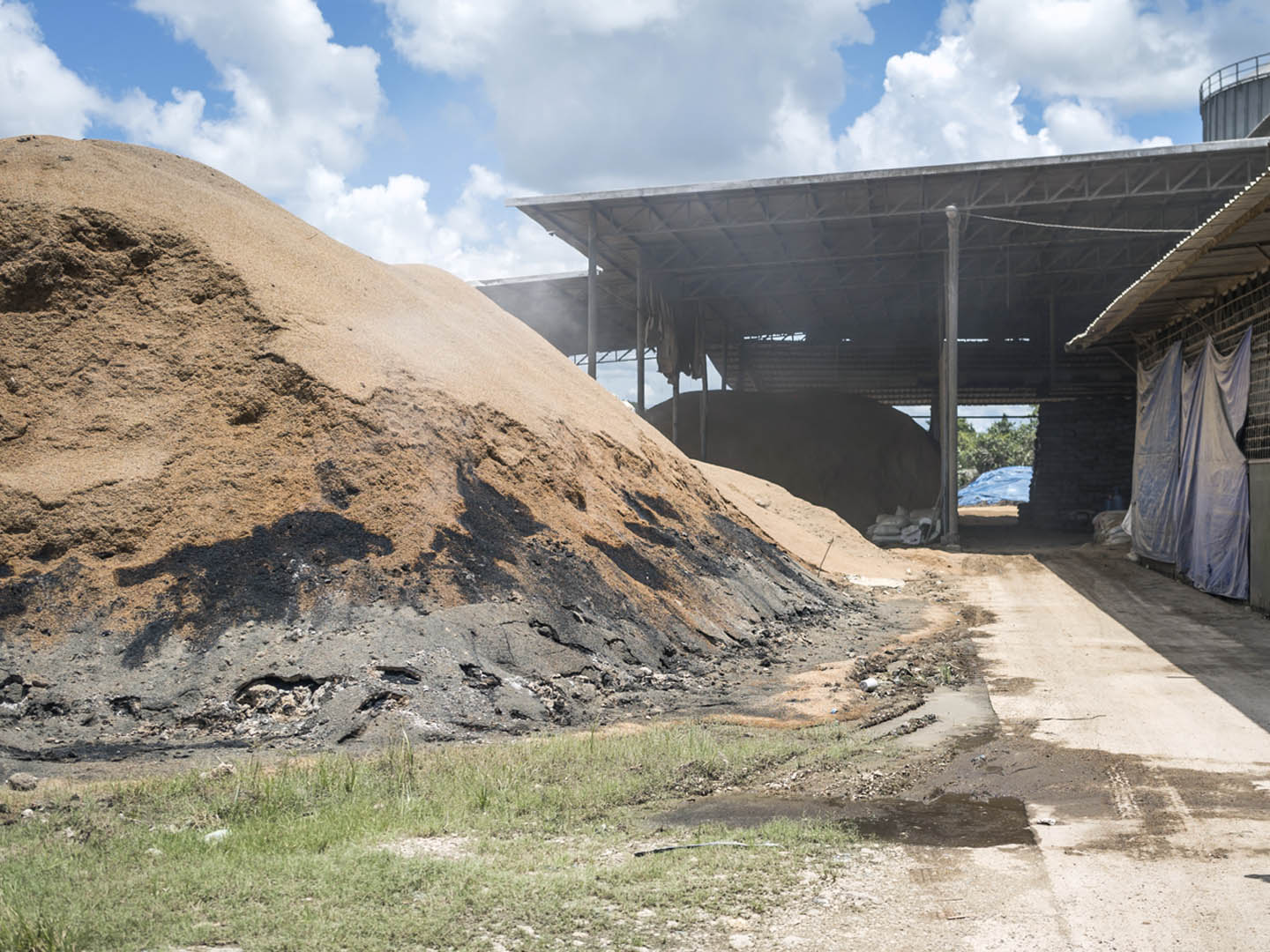 Blick in eine Reismühle in Indonesien: Reisschalen als wertvoller Energielieferant.