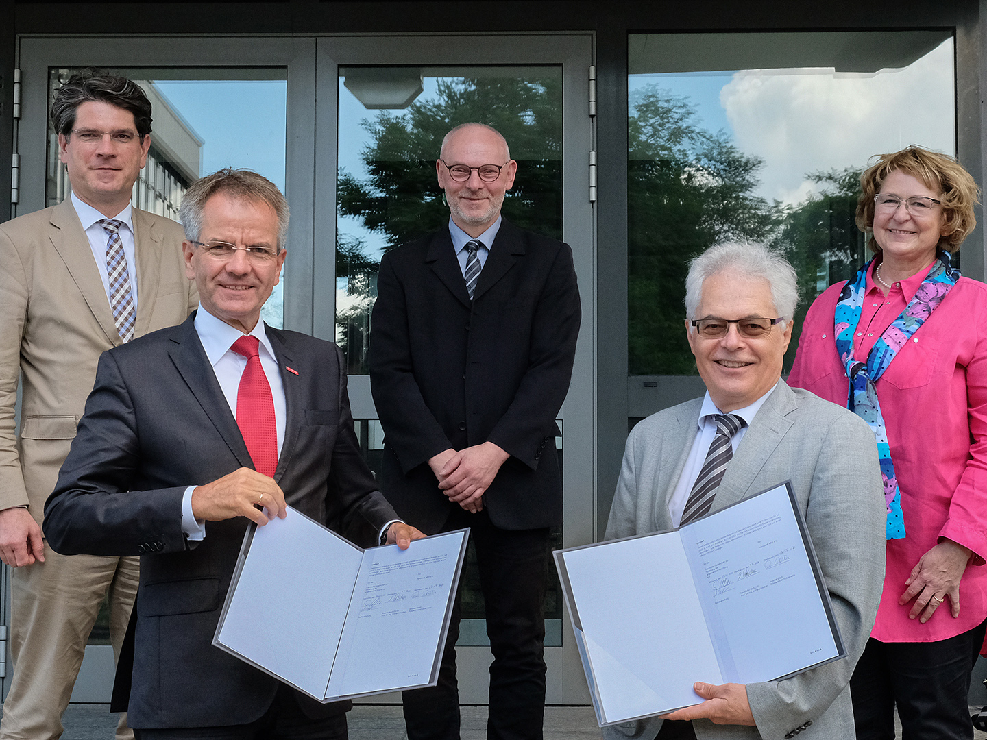 Prof. Dr. Hans Jörg Hennecke (Hauptgeschäftsführer HANDWERK.NRW), Andreas Ehlert (Präsident HANDWERK.NRW), Erich Jelen (Zirkuläre und Biobasierte Kunststoffe, Fraunhofer UMSICHT), Prof. Dr.-Ing. Eckhard Weidner (Institutsleiter des Fraunhofer UMSICHT) und Gabriele Poth (Handwerkskammer Düsseldorf, Leiterin Zentrum für Umwelt, Energie und Klima).