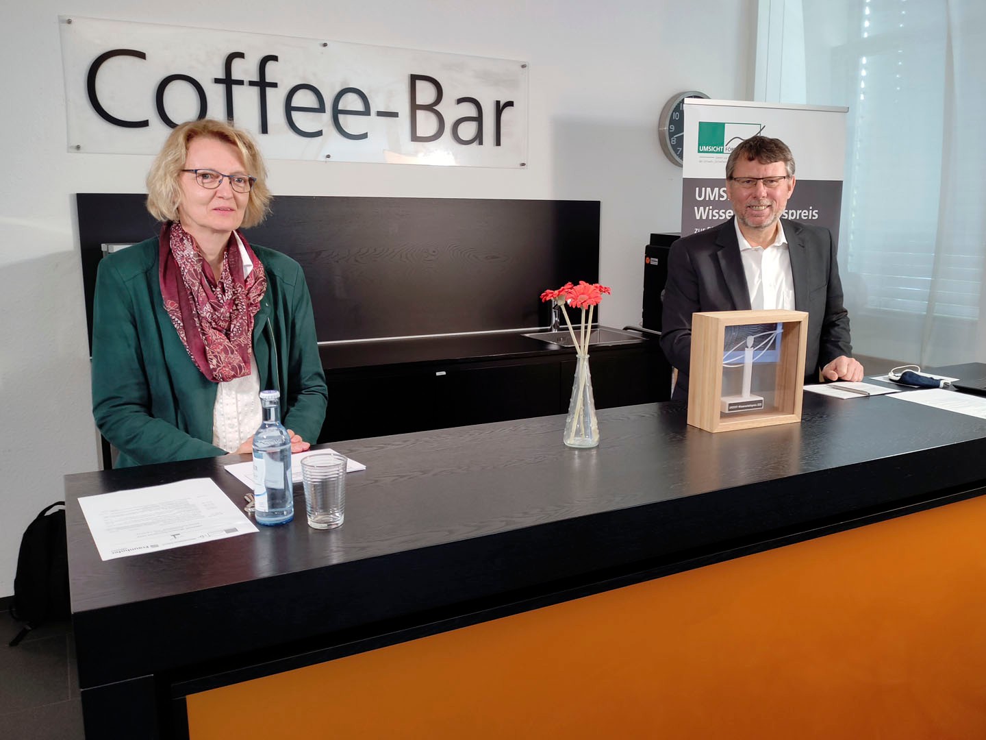 Verleihung UMSICHT-Wissenschaftspreis 2020: Dr. Susanne Raedeker, stellv. Vorstandsvorsitzende des UMSICHT-Fördervereins, und Prof. Görge Deerberg, Geschäftsführer des UMSICHT-Fördervereins. Verleihung UMSICHT-Wissenschaftspreis 2020: Dr. Susanne Raedeker, stellv. Vorstandsvorsitzende des UMSICHT-Fördervereins, und Prof. Görge Deerberg, Geschäftsführer des UMSICHT-Fördervereins.