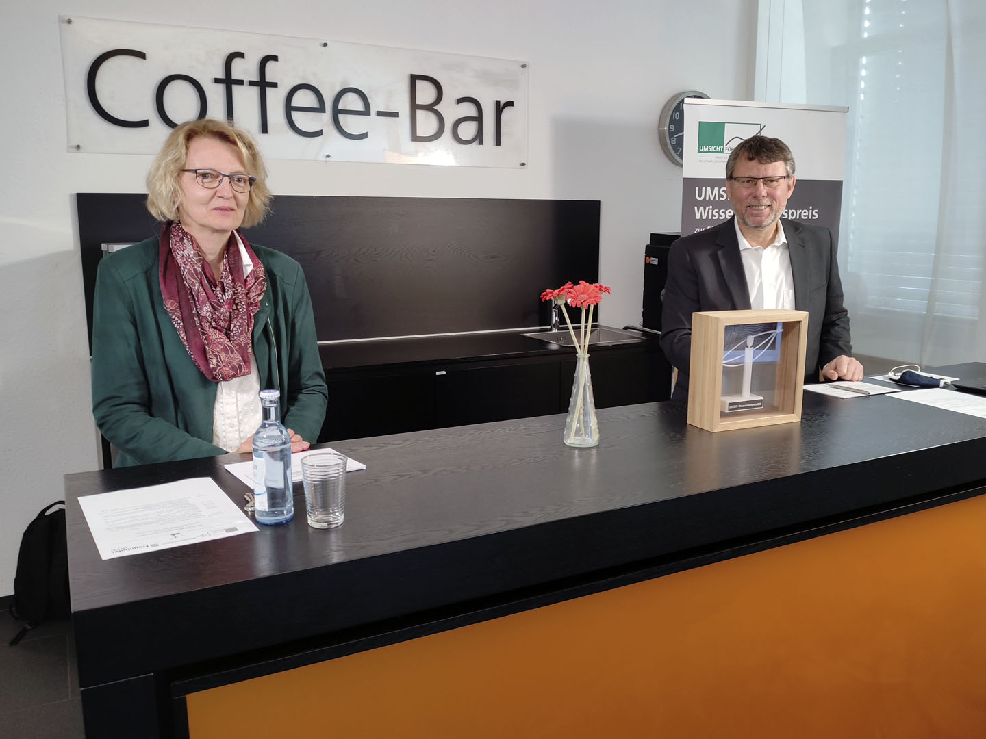 Verleihung UMSICHT-Wissenschaftspreis 2020: Dr. Susanne Raedeker, stellv. Vorstandsvorsitzende des UMSICHT-Fördervereins, und Prof. Görge Deerberg, Geschäftsführer des UMSICHT-Fördervereins. Verleihung UMSICHT-Wissenschaftspreis 2020: Dr. Susanne Raedeker, stellv. Vorstandsvorsitzende des UMSICHT-Fördervereins, und Prof. Görge Deerberg, Geschäftsführer des UMSICHT-Fördervereins.