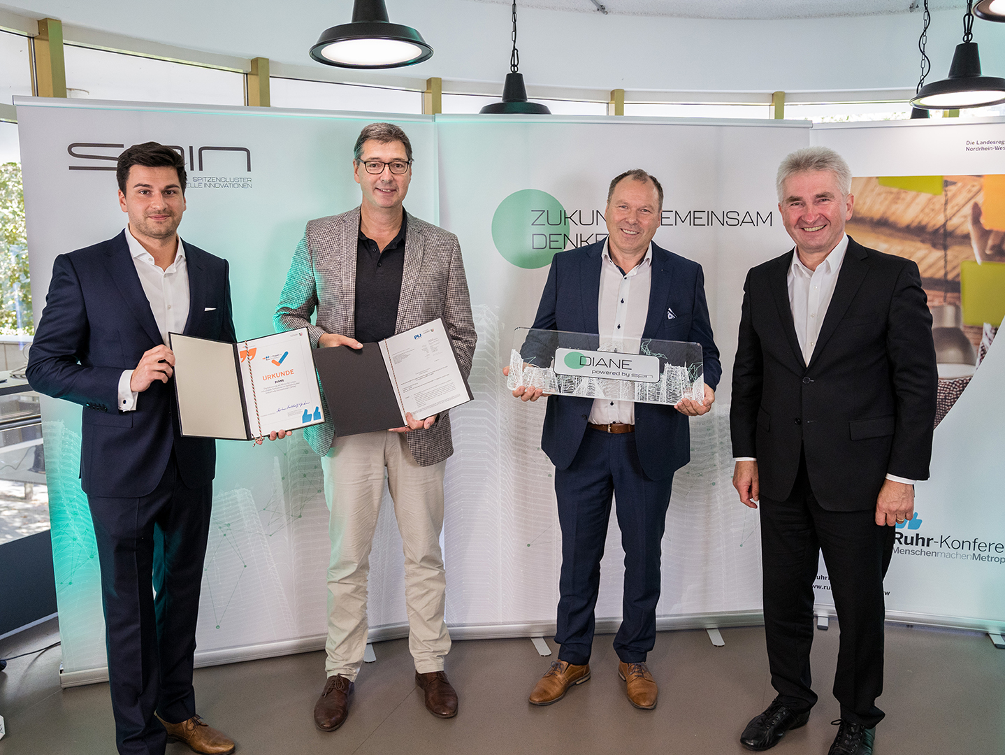 Dr. Sebastian Stießel, Geschäftsstellenleiter SPIN, Thorsten Wack, stellv. Bereichsleiter Prozesse am Fraunhofer UMSICHT, Hubert Loick, Vorstandsvorsitzender Loick AG, Prof. Andreas Pinkwart, Minister für Wirtschaft, Innovation, Digitalisierung und Energie des Landes Nordrhein-Westfalen. Dr. Sebastian Stießel, Geschäftsstellenleiter SPIN, Thorsten Wack, stellv. Bereichsleiter Prozesse am Fraunhofer UMSICHT, Hubert Loick, Vorstandsvorsitzender Loick AG, Prof. Andreas Pinkwart, Minister für Wirtschaft, Innovation, Digitalisierung und Energie des Landes Nordrhein-Westfalen.