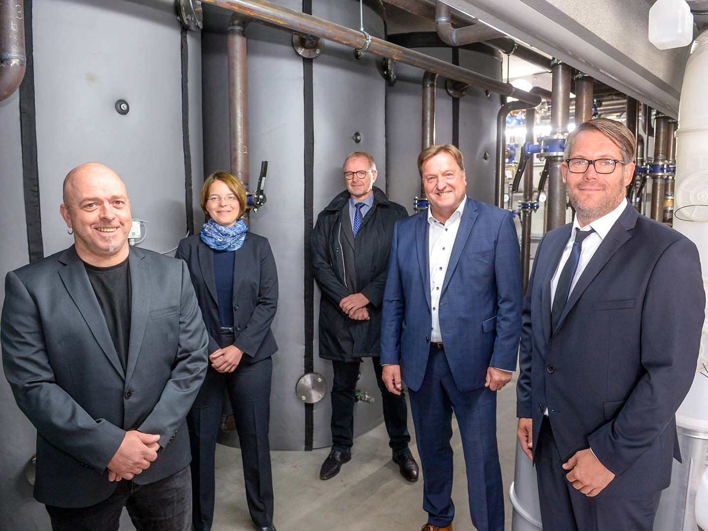 Warfen beim QUENTIN-Richtfest einen Blick in die Technikzentrale in der Flöz-Matthias-Straße: Hubert Beyer, Annedore Mittreiter, Wolfgang Hoffmann, Olaf Rabsilber und Christian Basler (v.l.). 