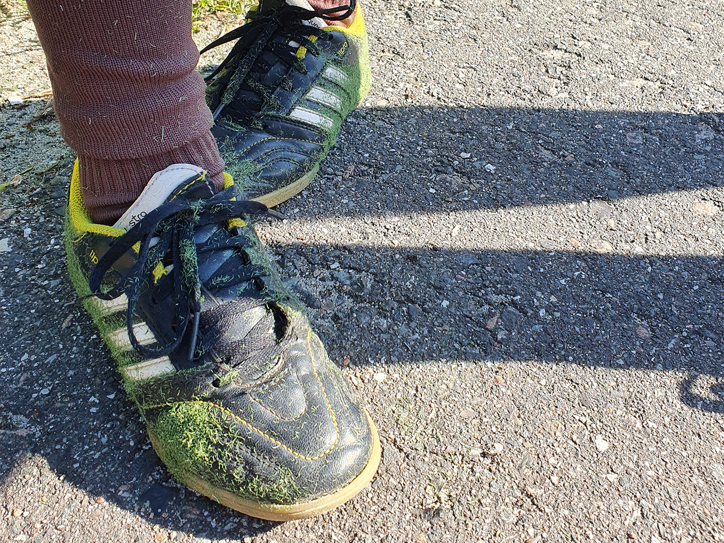 Nach dem Spiel: Faseranhaftungen an Schuhen. Nach dem Spiel: Faseranhaftungen an Schuhen.