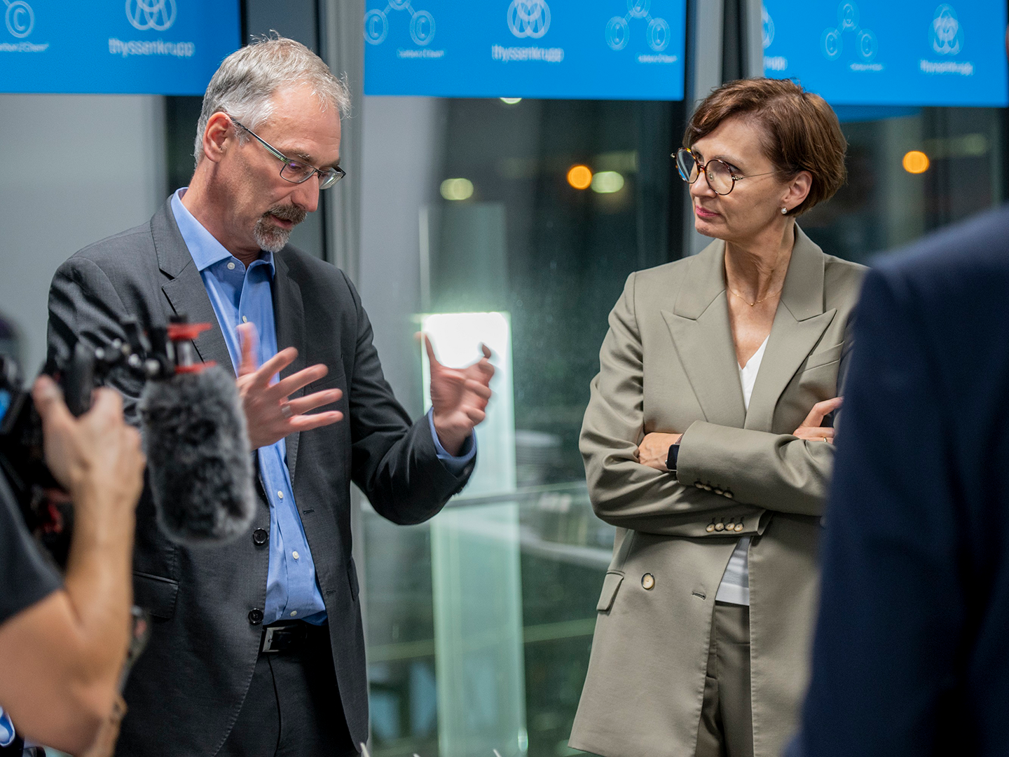 Dr. Cord Landsberg (CEO thyssenkrupp Uhde) erklärt Bundesministerin Bettina Stark-Watzinger die Anlagen-Komponenten bei Carbon2Chem®.