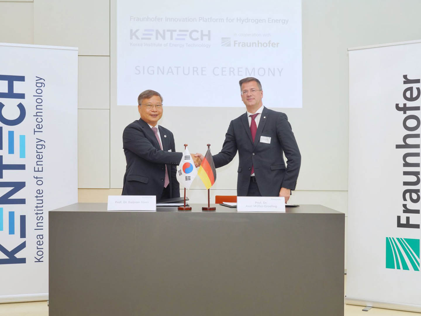 Prof. Dr. Euijoon Yoon, Präsident KENTECH (links), und Prof. Dr. Axel Müller-Groeling, Vorstand der Fraunhofer-Gesellschaft e. V. – Forschungsinfrastrukturen und Digitalisierung, bei der Vertragsunterzeichnung in Berlin für die Fraunhofer Innovation Platform for Hydrogen Energy at Korea Institute of Energy Technology (FIP-H2ENERGY@KENTECH)