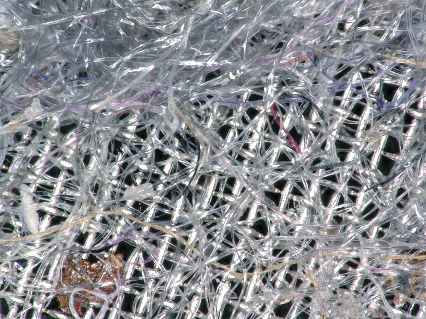 Herkömmliches Sieb: Fasern blocken die Poren.