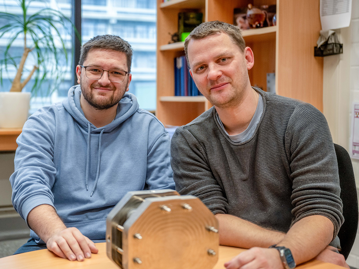 Kevinjeorjios Pellumbi (l.) und Ulf-Peter Apfel forschen an der Ruhr-Universität Bochum und am Fraunhofer UMSICHT