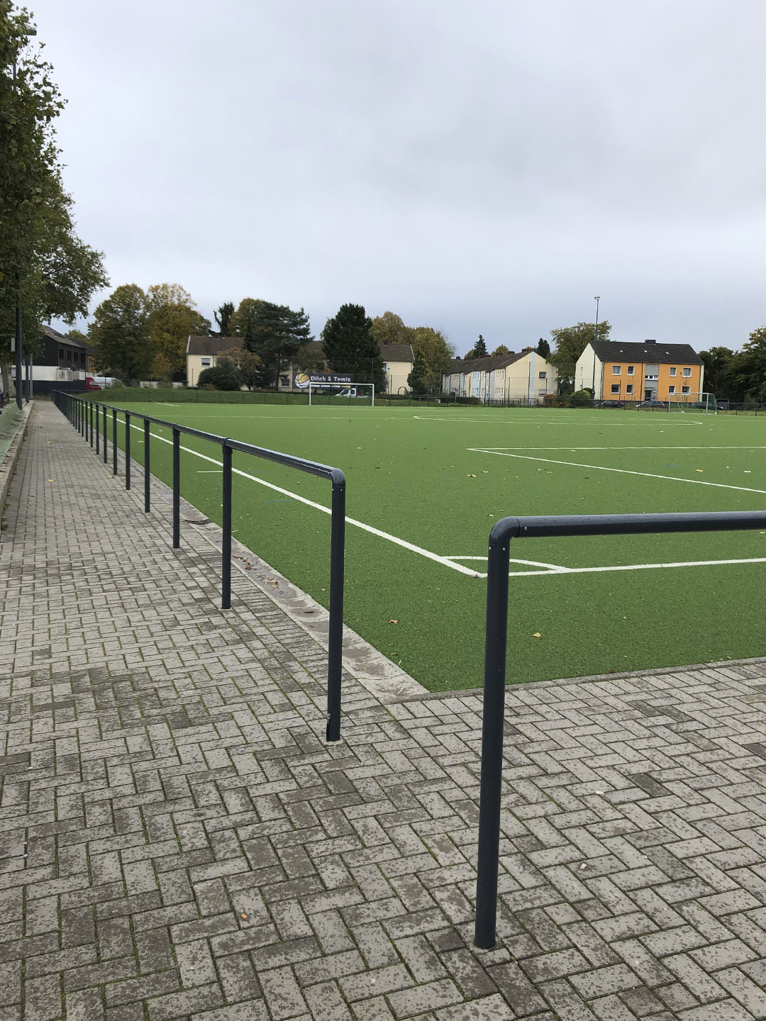 Kunstrasenplatz in Oberhausen: Infill auf dem Auslaufbereich Kunstrasenplatz in Oberhausen: Infill auf dem Auslaufbereich