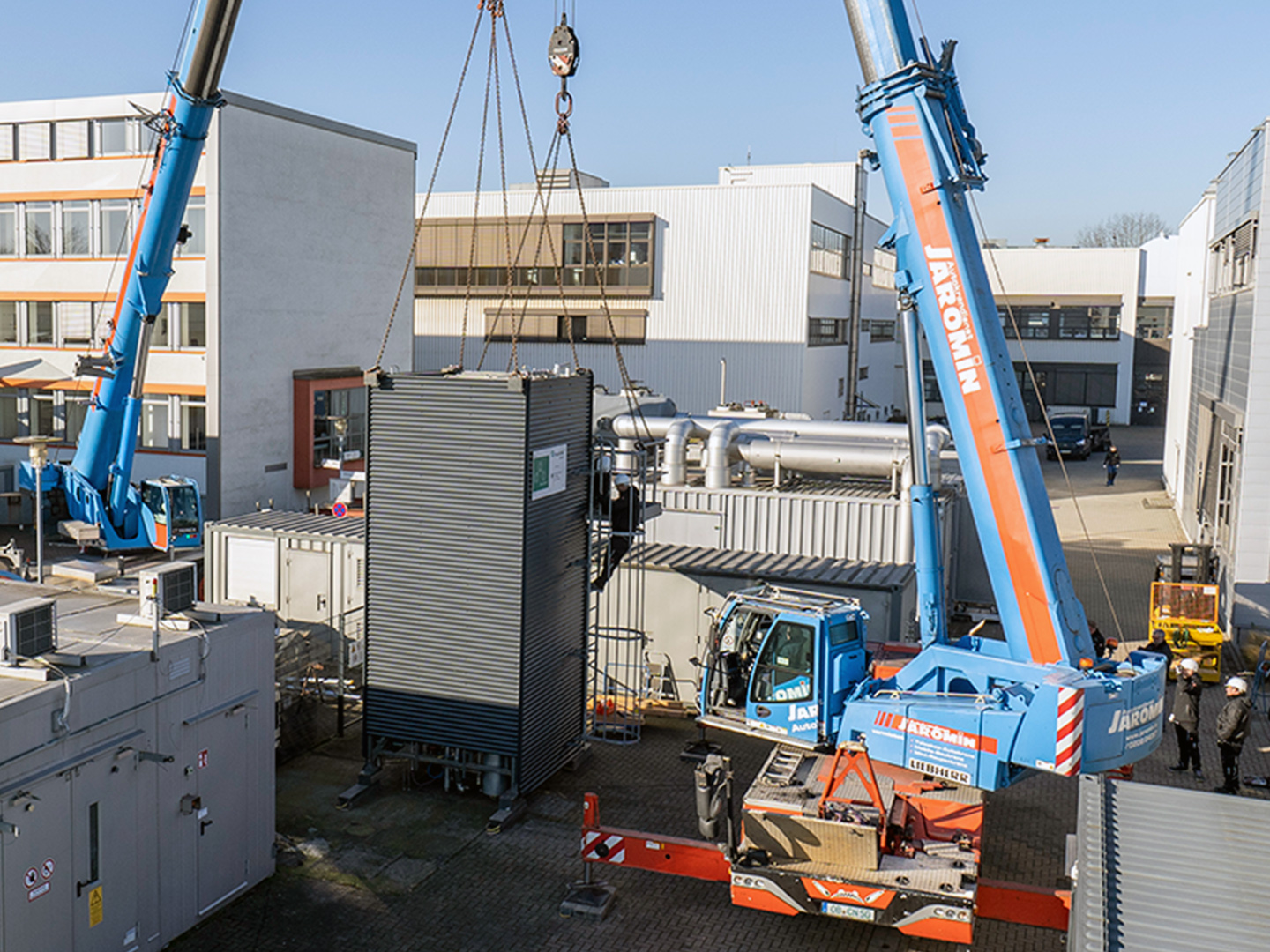 Umzug: Zwei Autokrane wurden benötigt, um den 13 Tonnen schweren Container zu bewegen.