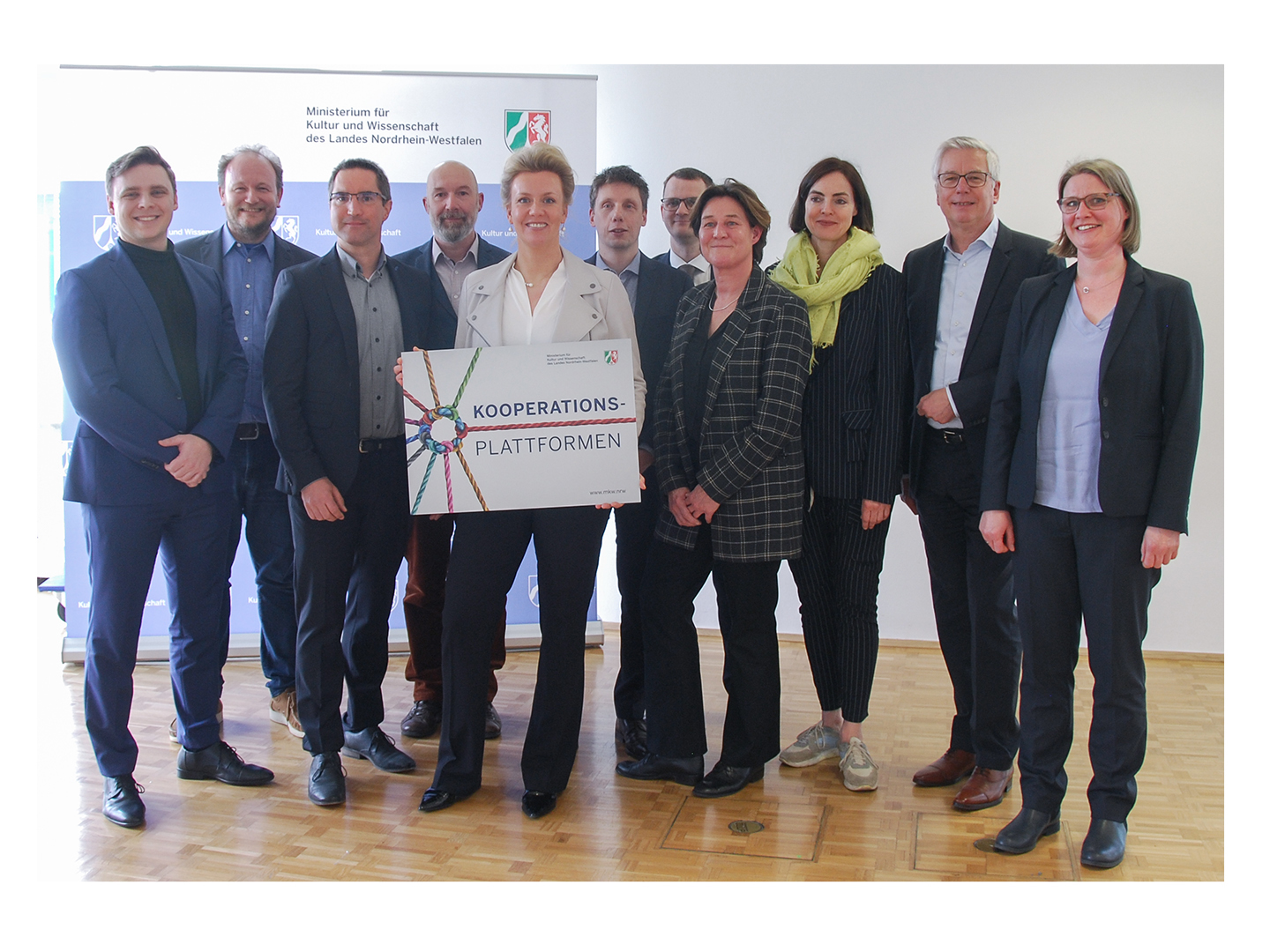 Gruppenfoto der Netzwerkpartner:innen und Ministerin Brandes