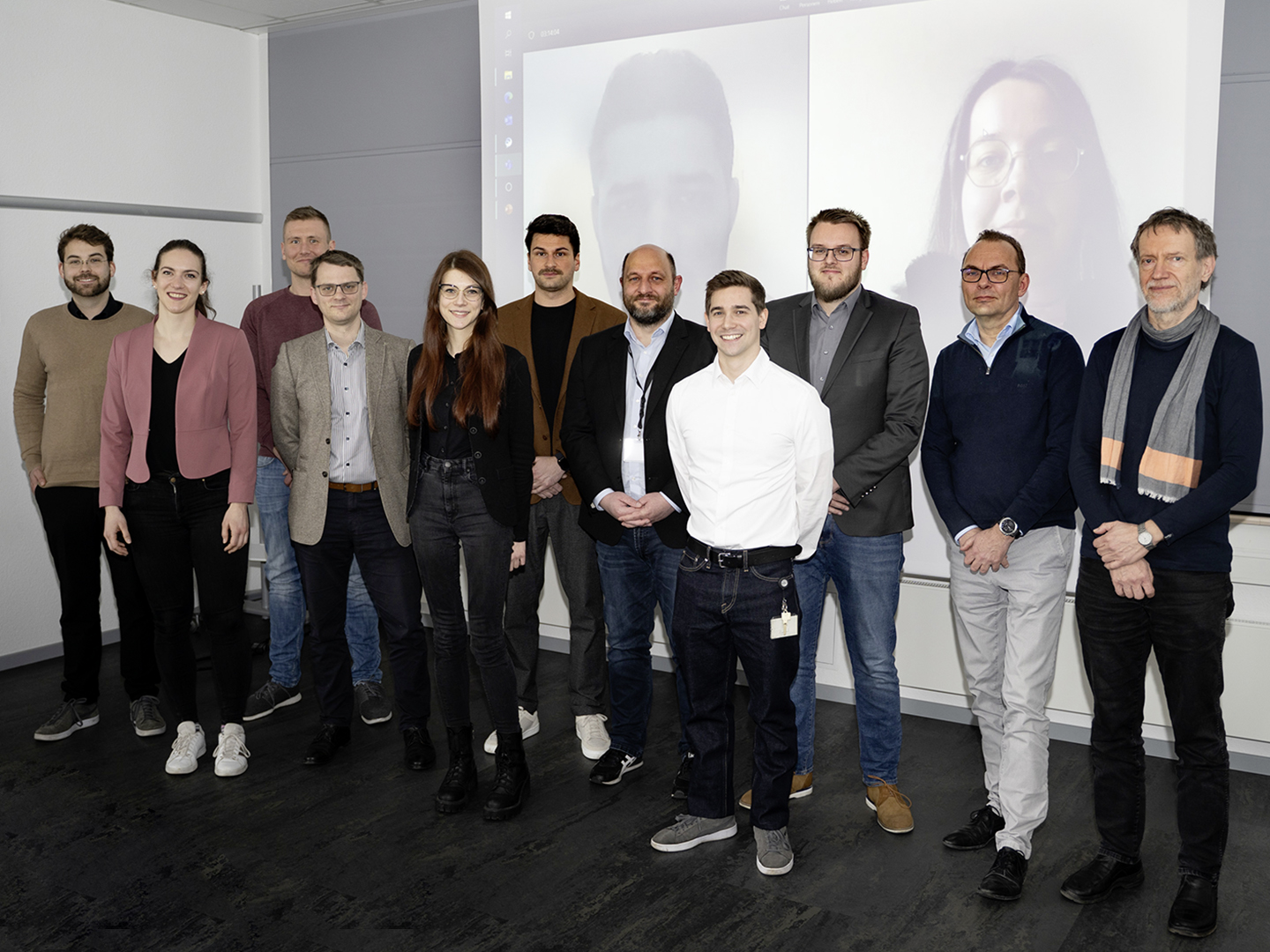 Projekttreffen Verbundprojekt CO2-Syn | Gruppe Zufriedene Gesichter beim CO2-Syn-Projekttreffen (v.l.): Sebastian Sanden (Ruhr-Universität Bochum), Theresa Jaster (Fraunhofer UMSICHT), Marius Nienaber (Phoenix Zementwerke Krogbeumker GmbH & Co. KG), Ulf-Peter Apfel (Ruhr-Universität Bochum), Maximiliane Dreis, Sebastian Stießel, Heiko Lohmann, Dennis Blaudszun, Kai junge Puring (alle Fraunhofer UMSICHT), Kai Wagner (Phoenix Zementwerke Krogbeumker GmbH & Co. KG) und Sven Rösler (Leuchtstoffwerk Breitungen) waren vor Ort in Oberhausen. Muhammad Qaiser Masood (Fraunhofer UMSICHT) und Anne Schmidt (Leuchtstoffwerk Breitungen) waren virtuell dabei.