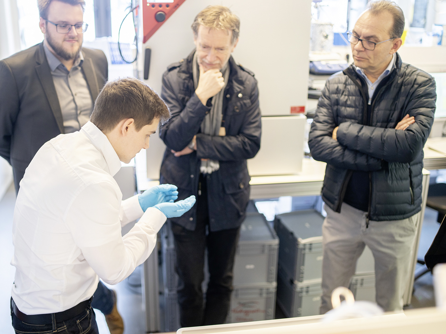 Projekttreffen Verbundprojekt CO2-Syn | Katalysator Blick auf die Katalysatoren (v.l.): Kai junge Puring, Dennis Blaudszun, Sven Rösler und Kai Wagner.
