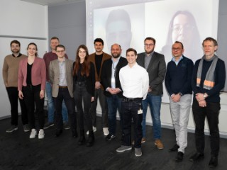 Zufriedene Gesichter beim CO2-Syn-Projekttreffen (v.l.): Sebastian Sanden (Ruhr-Universität Bochum), Theresa Jaster (Fraunhofer UMSICHT), Marius Nienaber (Phoenix Zementwerke Krogbeumker GmbH & Co. KG), Ulf-Peter Apfel (Ruhr-Universität Bochum), Maximiliane Dreis, Sebastian Stießel, Heiko Lohmann, Dennis Blaudszun, Kai junge Puring (alle Fraunhofer UMSICHT), Kai Wagner (Phoenix Zementwerke Krogbeumker GmbH & Co. KG) und Sven Rösler (Leuchtstoffwerk Breitungen) waren vor Ort in Oberhausen. Muhammad Qaiser Masood (Fraunhofer UMSICHT) und Anne Schmidt (Leuchtstoffwerk Breitungen) waren virtuell dabei. 