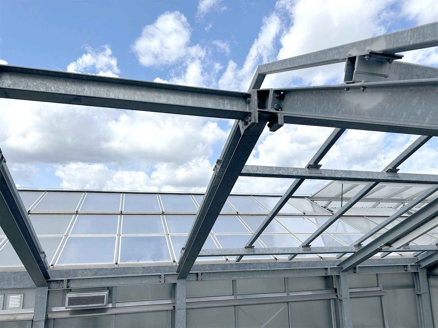 Die ressourcensparenden Glas-Folie-Dacheindeckung wird am Altmarktgarten in Oberhausen getestet. Die ressourcensparenden Glas-Folie-Dacheindeckung wird am Altmarktgarten in Oberhausen getestet.