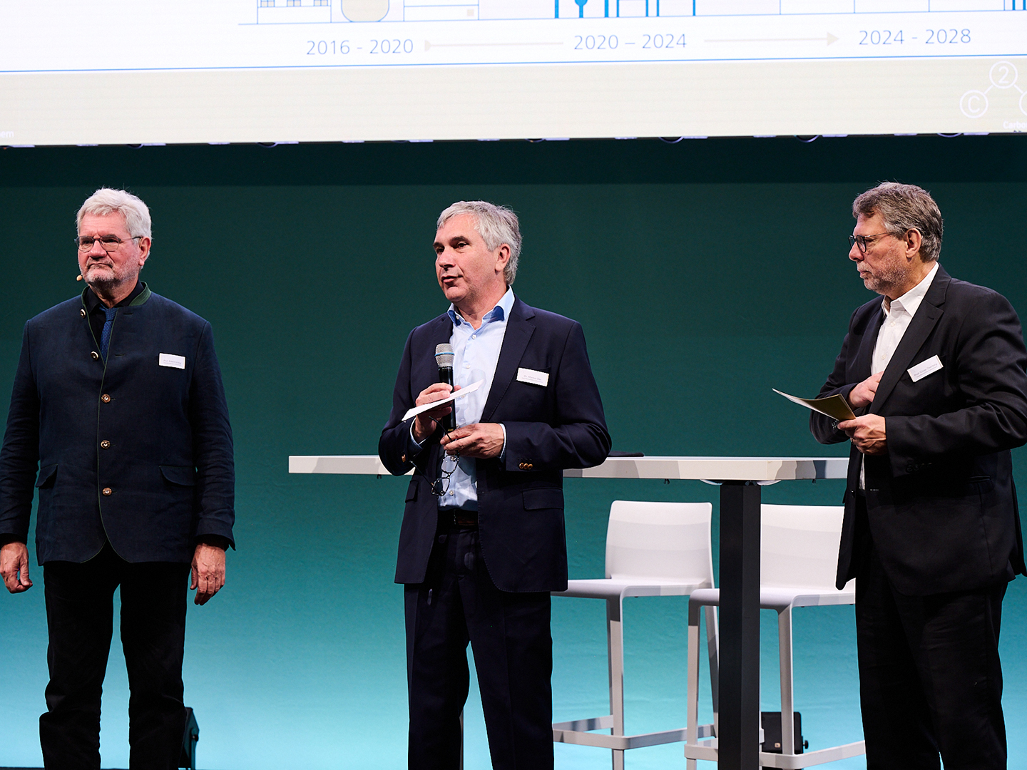 Carbon2Chem®-Konferenz 2024 | Begrüßung Begrüßung durch die Carbon2Chem®-Koordinatoren: Prof. Robert Schlögl, Dr. Markus Oles und Prof. Görge Deerberg.