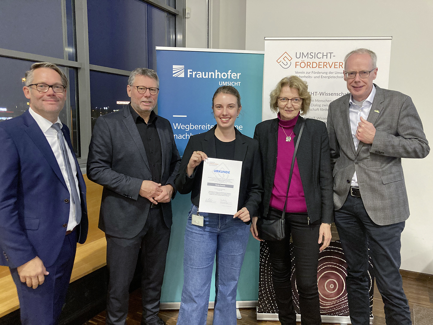 Der Vorstand des UMSICHT-Fördervereins übergibt die Auszeichnung für die beste Masterarbeit (v. l.): Christian Basler, Prof. Görge Deerberg, Sonja Frerich, Dr. Susanne Raedeker, Ulrich Elfert Der Vorstand des UMSICHT-Fördervereins übergibt die Auszeichnung für die beste Masterarbeit (v. l.): Christian Basler, Prof. Görge Deerberg, Sonja Frerich, Dr. Susanne Raedeker, Ulrich Elfert