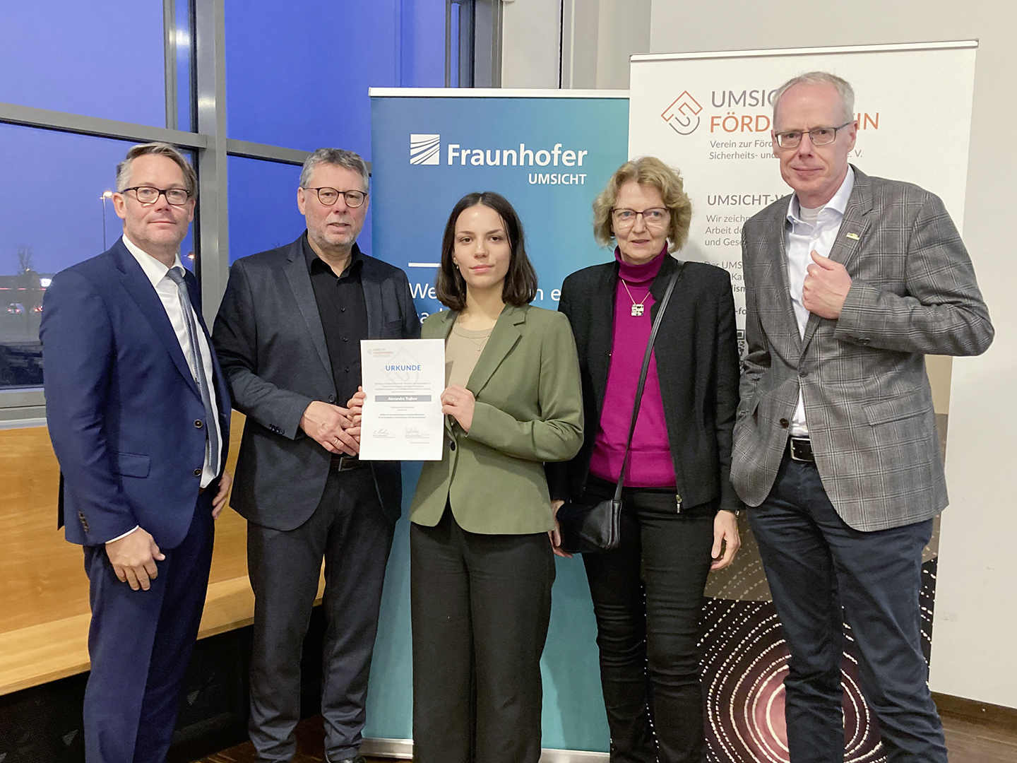 Alexandra Trajkov erhält die Auszeichnung für ihre Bachelorarbeit. Alexandra Trajkov erhält die Auszeichnung für ihre Bachelorarbeit.