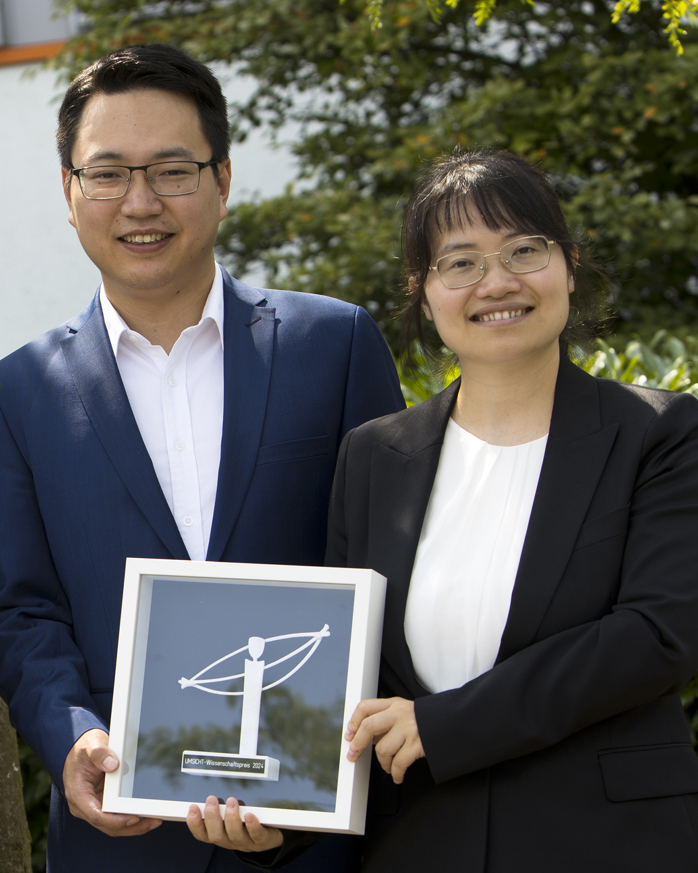Gewinner-Team in der Kategorie Wissenschaft: Dr. Gan Huang und Dr. Jingyuan Xu Gewinner-Team in der Kategorie Wissenschaft: Dr. Gan Huang und Dr. Jingyuan Xu