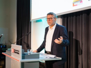 Prof. Dr.-Ing. Görge Deerberg bei der Eröffnung der Ausstellung »Power2Change« in Nürnberg.