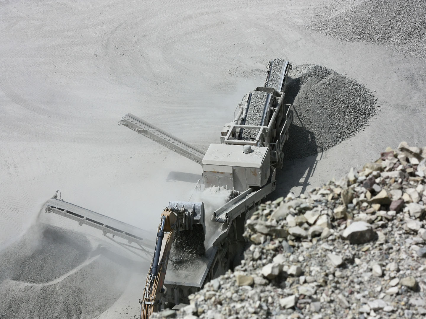 The processing of building rubble as  a modern secondary raw material supplier. 