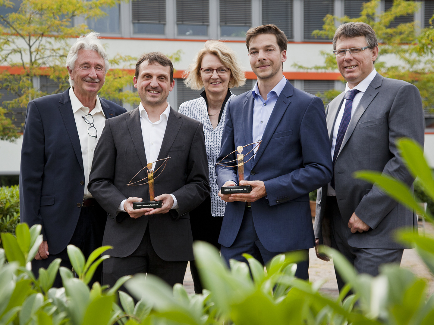 Honored with the UMSICHT Science Award 2018: Christian Baars (li.) and Dr. Stefan Kippelt; board UMSICHT Friends and Patrons Group. 