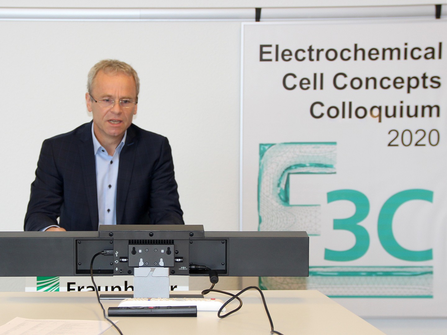 Dr. Benedikt Rösen from the Cluster EnergieForschung.NRW moderated the keynotes of the "Electrochemical Cell Concepts Colloquium". Dr. Benedikt Rösen from the Cluster EnergieForschung.NRW moderated the keynotes of the "Electrochemical Cell Concepts Colloquium".